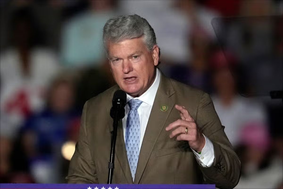 El representante republicano de Georgia, Mike Collins, habla durante un mitin de campaña en Atlanta el 28 de octubre de 2024.
