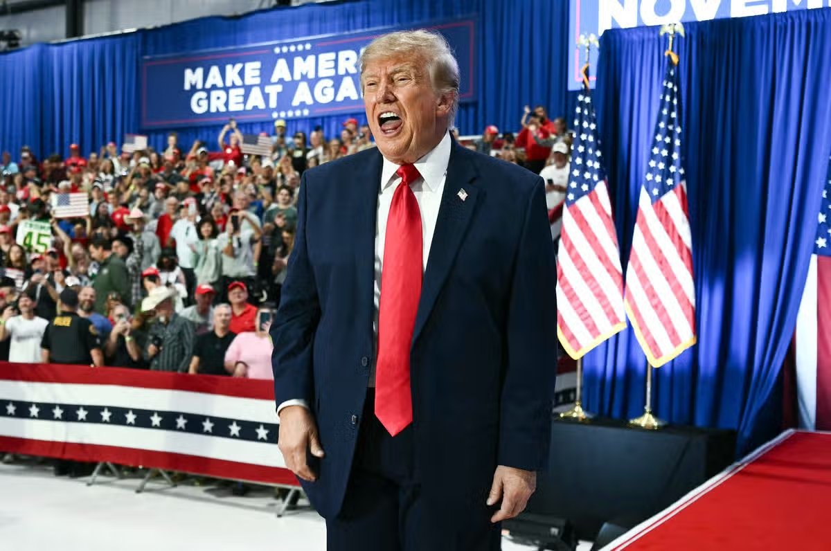 El presidente estadounidense Donald Trump hace gestos durante un mitin de campaña electoral de mitad de período en el aeropuerto de Sioux City el 22 de octubre de 2026 en Sioux City, Iowa. El presidente Trump está viajando por todo el país tratando de apuntalar el apoyo a los republicanos en las tensas elecciones de mitad de período. 