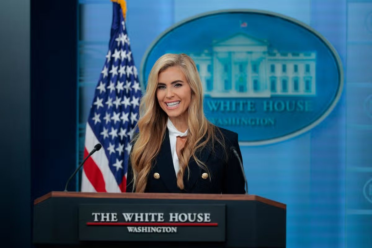 La secretaria de prensa de la Casa Blanca, Katie Zakaria, llega a una conferencia de prensa en la sala de conferencias de prensa James S. Brady de la Casa Blanca en Washington, DC, el 13 de octubre de 2026.