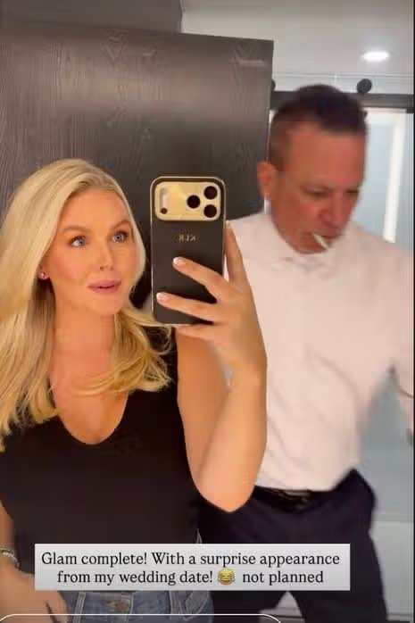 Caroline observa en shock cómo su marido aparece en el baño.