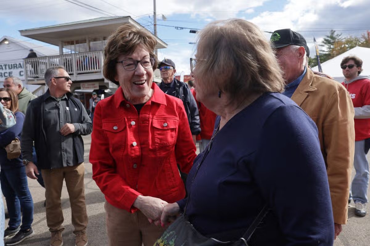 La senadora Susan Collins (R-ME) hace campaña en la Feria de Friburgo.