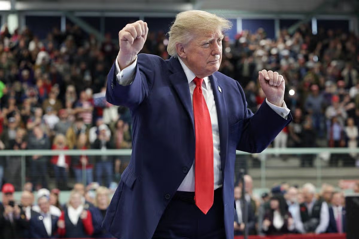 WASHILLA, ALASKA - 13 DE OCTUBRE: El presidente estadounidense Donald Trump se marcha después de hablar durante un mitin de campaña en el Maynard Memorial Sports Center en Wasilla, Alaska, el 13 de octubre de 2026. El presidente Trump está en Alaska haciendo campaña a favor de candidatos republicanos antes de las elecciones de mitad de período. (Foto de Alex Huang/Getty Images)