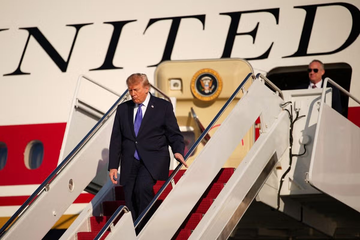 El presidente Donald Trump abandona el Air Force One para regresar a la base conjunta Andrews, Maryland, el 29 de octubre de 2026