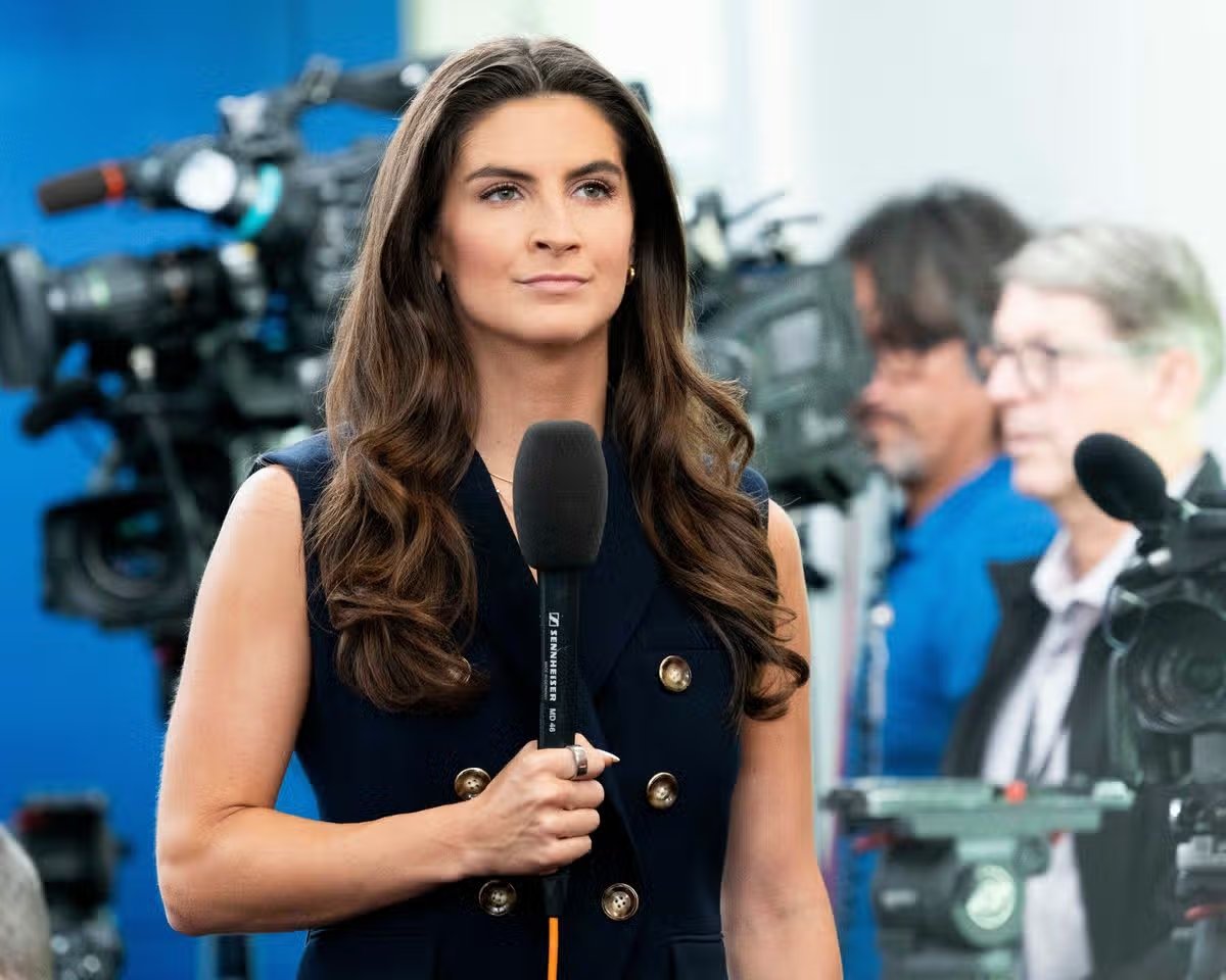 KAITLAN COLLINS habla con CNN durante una conferencia de prensa en la Casa Blanca en Washington, D.C.
