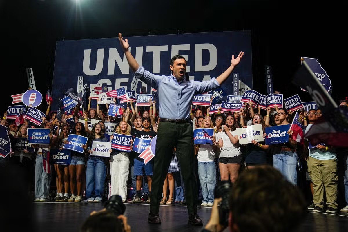 Ossoff saluda a sus seguidores durante un evento de campaña en el Georgia Theatre el 13 de septiembre.