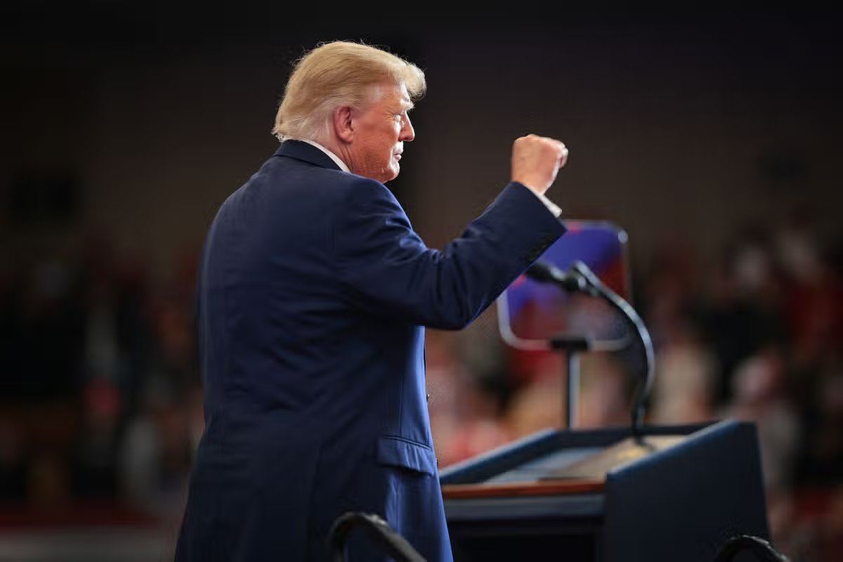 A solo una semana de las elecciones de mitad de período, el presidente Trump está trabajando para aumentar el apoyo al actual gobernador de Texas, Greg Abbott, y al candidato republicano al Senado de los Estados Unidos, el fiscal general de Texas, Ken Paxton. 
