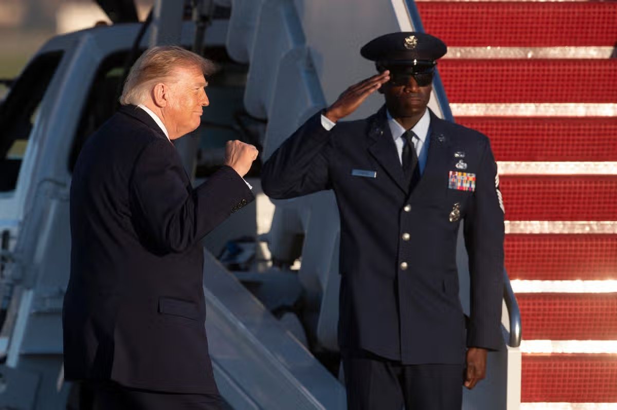 El presidente Donald Trump levanta el puño mientras camina hacia el Air Force One en la Base Conjunta Andrews, Maryland, el martes 20 de octubre de 2026. (Foto AP/Cliff Owen)