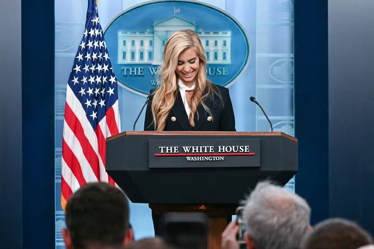 La recién nombrada Secretaria de Prensa de la Casa Blanca, Katie Zacharia, habla durante su primera rueda de prensa en la Sala de Prensa James Brady de la Casa Blanca en Washington, DC, el 13 de octubre de 2026. 