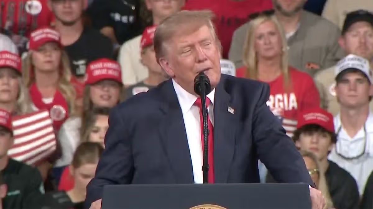 Trump pronunció mal la palabra "Biblia" 