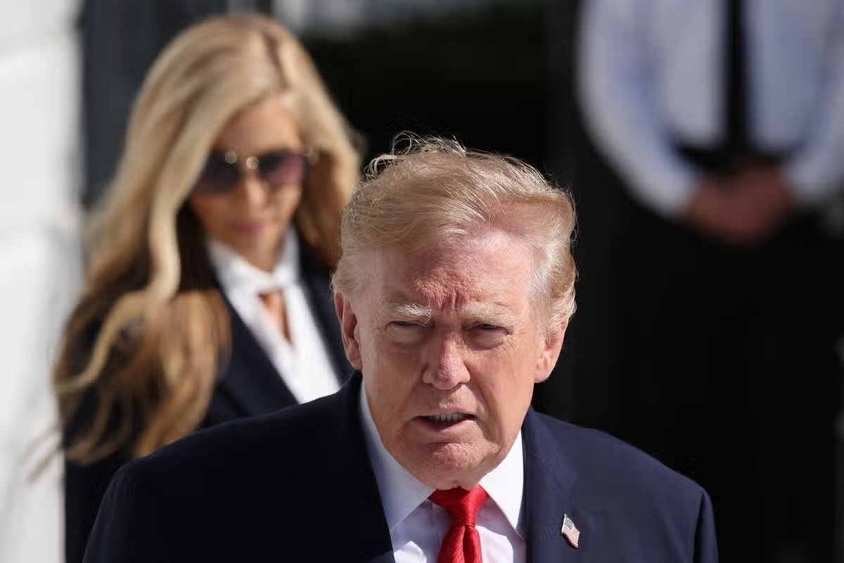 WASHINGTON, DC – 13 DE OCTUBRE: El presidente estadounidense Donald Trump como secretaria de prensa de la Casa Blanca, Katie Zakaria (izq.), lo sigue mientras sale al jardín sur de la Casa Blanca el 13 de octubre de 2026 en Washington, DC. El presidente Trump viajará a Alaska para celebrar un mitin en favor del actual senador Dan Sullivan (R-AK), quien se enfrenta a la ex representante Mary Peltola, candidata demócrata al Senado de Alaska, en las elecciones de mitad de período. (Foto de Wyn McNamee/Getty Images)