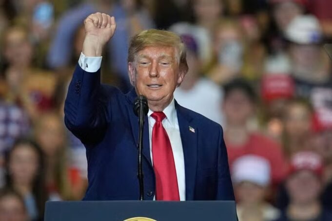 Donald Trump interpreta en vivo "rana en la garganta" mientras