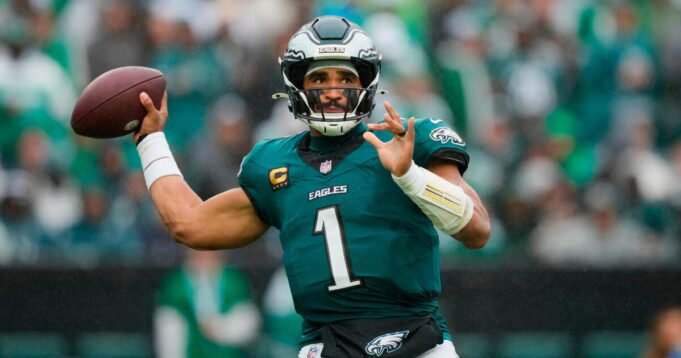 El mariscal de campo de los Eagles, Jalen Hurts, está