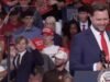 JD Vance lidia con importantes problemas de audio en el mitin mientras MAGA casi se ahoga