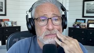Jon Stewart presenta su episodio del 21 de octubre "programa semanal" Podcast (Crédito: Comedy Central/YouTube)