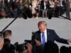 La extraña marca en el rostro de Donald Trump lo hace parecer ‘pez fuera del agua’
