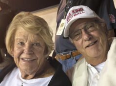 Los abuelos son el arma secreta sentada en las gradas de fútbol