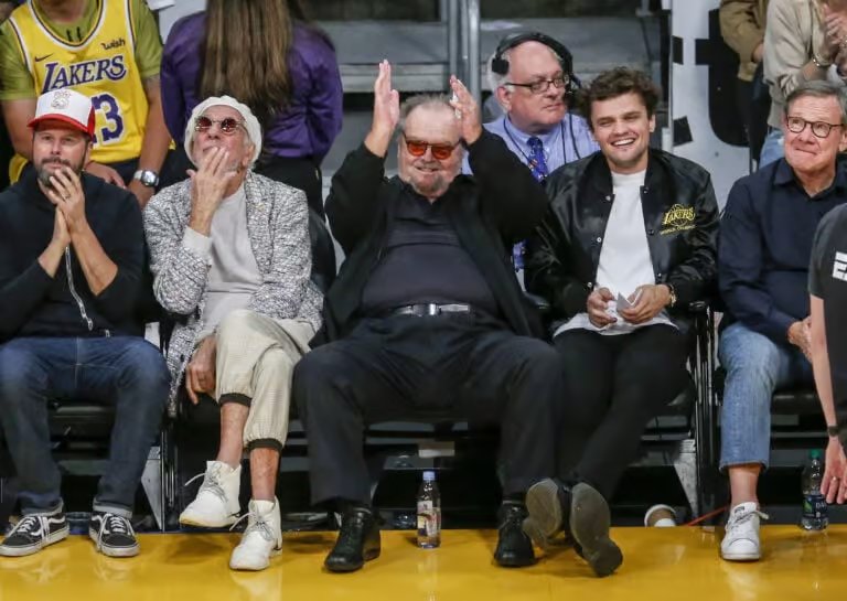 Jack Nicholson asiste al partido entre los Houston Rockets y Los Angeles Lakers el 20 de octubre de 2018 en el STAPLES Center de Los Ángeles, California.
