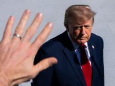 Se avecina una ola azul de mitad de mandato, mientras los demócratas planean investigaciones y el círculo íntimo de Trump lucha por conseguir abogados