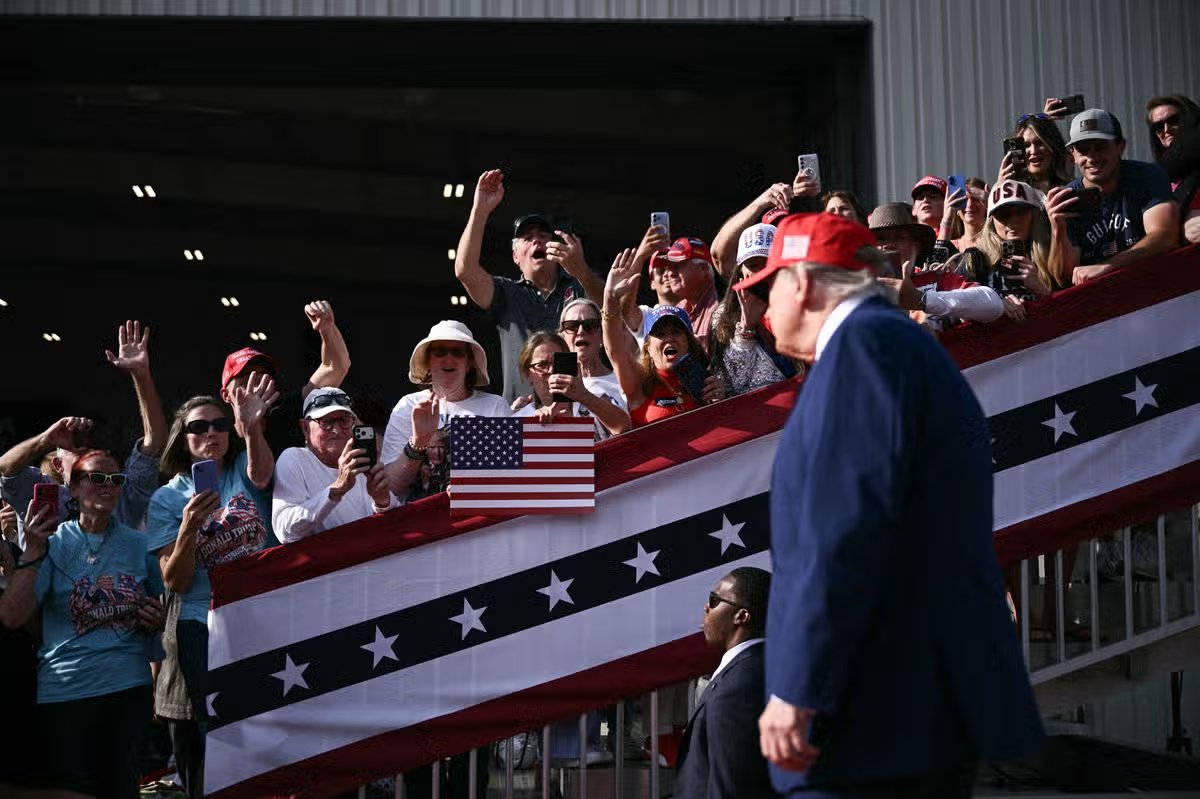 Trump, en pánico, 'huele miedo' mientras realiza 2 mítines en