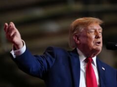 Trump, furioso, echa humo cuando un interlocutor interrumpe el bon mot del difunto Lindsey Graham en el mitin