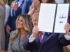 Trump hace una rara aparición conjunta para firmar conjuntamente una orden ejecutiva, lo que daña profundamente a Melania