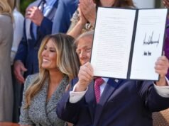 Trump hace una rara aparición conjunta para firmar conjuntamente una orden ejecutiva, lo que daña profundamente a Melania