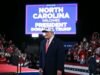 Trump interrumpe tres veces en un mitin en Carolina del Norte y tacha al que interrumpe como “perdedor”