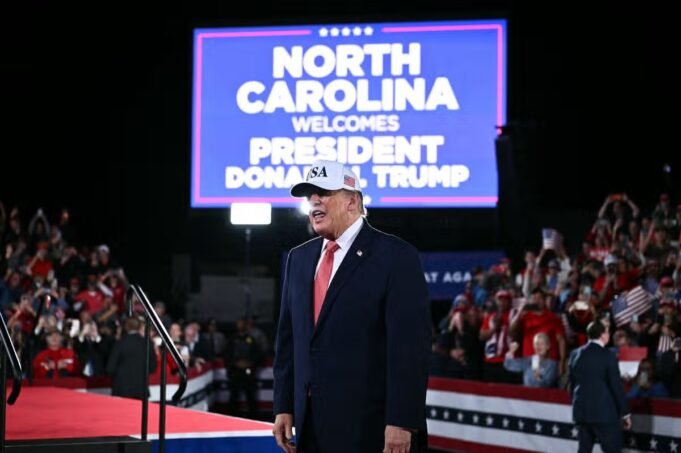 Trump interrumpe tres veces en un mitin en Carolina del
