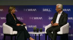 Rob Bonta habla con la fundadora y editora en jefe de TheWrap, Sharon Waxman, en la conferencia TheGrill en 2026